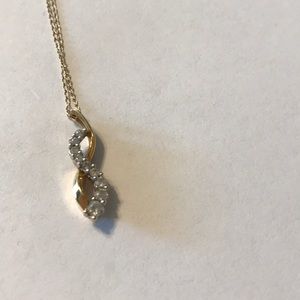 Diamond pendant with chain